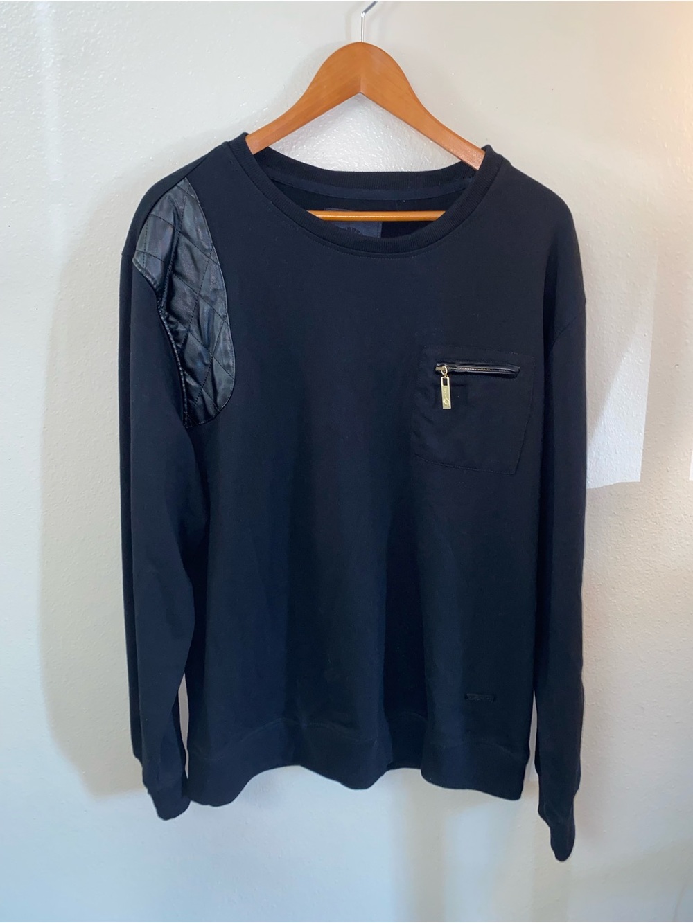 Akademiks Y2K Black Crewneck Sweatshirt Quilted Faux Leather Shoulder Size 2XL